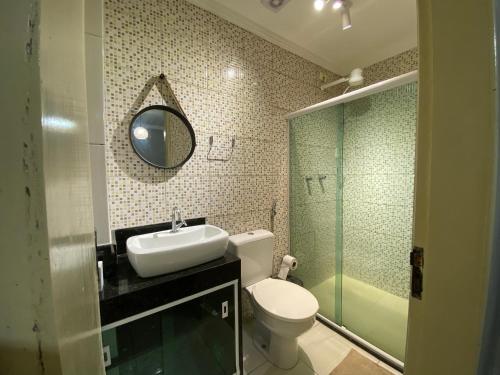 a bathroom with a sink and a toilet and a shower at Apartamento á 5 minutos do centro in Garanhuns