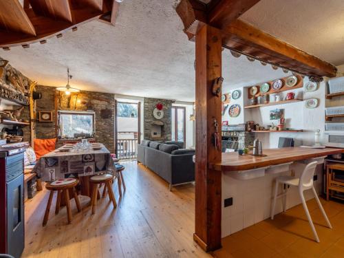 eine Küche und ein Wohnzimmer mit Tisch und Stühlen in der Unterkunft Apartment Verrand by Interhome in Verrand