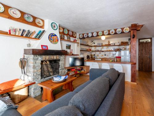 ein Wohnzimmer mit Sofa und Kamin in der Unterkunft Apartment Verrand by Interhome in Verrand