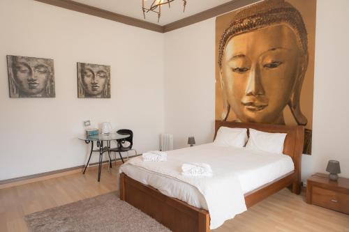 una camera da letto con un letto con una grande testata sul muro di Afternoon Desire a Ponta Delgada