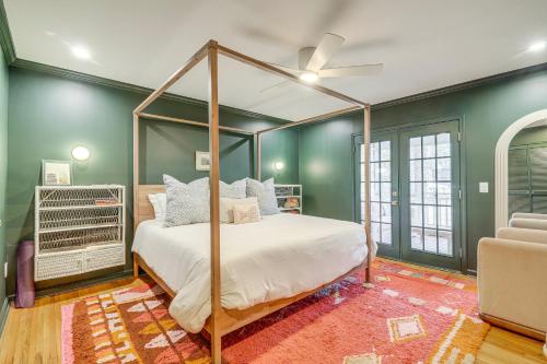 En eller flere senge i et værelse på Quiet and Stylish Waterfront Gem with Dock in Eatonton