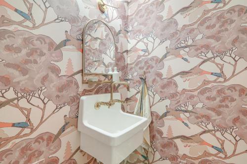 Et badeværelse på Quiet and Stylish Waterfront Gem with Dock in Eatonton