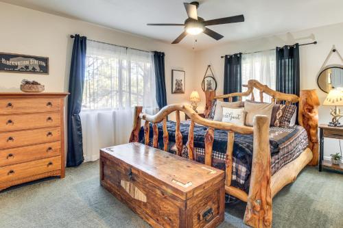 Postel nebo postele na pokoji v ubytování 2 Mi to Fool Hollow Lake Wooded Cabin with Fire Pit
