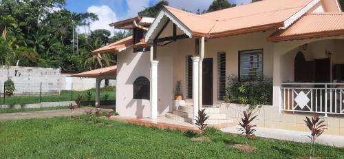 a small house with a red roof at La mélodieuse in Macouria