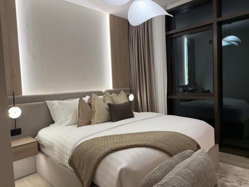 Palace Residences, Lux 1BR Apartment, Lagoon View