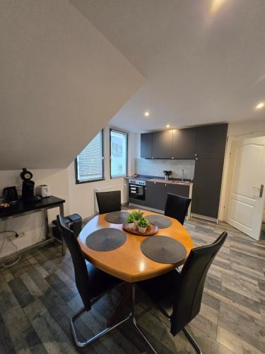a kitchen and dining room with a table and chairs at Ferienwohnung Monteurzimmer in Eppelborn