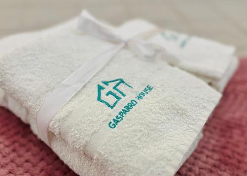 a close up of a towel on a bed at Gasparro House in Turi