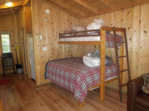 a bedroom with a bunk bed in a cabin at Seaside Camping Resort Deluxe Studio Cabin 1 in Seaside