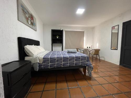 Habitación doble superior en el centro, con baño في كوريكو: غرفة نوم بها سرير وطاولة