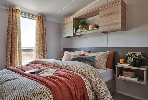 Heather View Essential Clover Caravan Pet 2 في ستانهوب: غرفة نوم بها سرير ونافذة