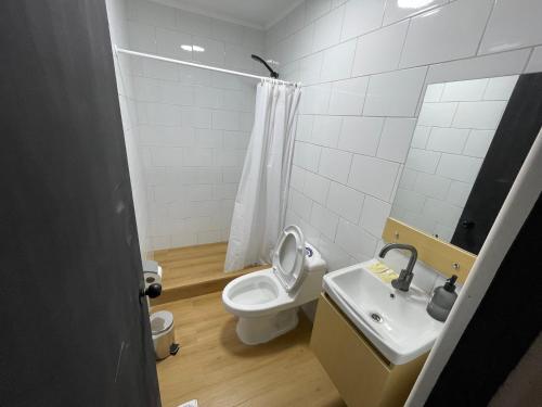 Habitación doble superior en el centro, con baño في كوريكو: حمام مزود بمرحاض ومغسلة ومرآة