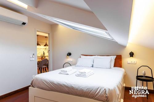 Postel nebo postele na pokoji v ubytování Angra Soul 3 -By PontaNegraAzores