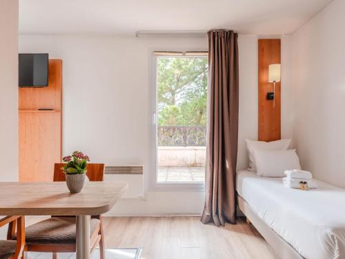 En eller flere senge i et værelse på Séjours & Affaires Nantes La Beaujoire