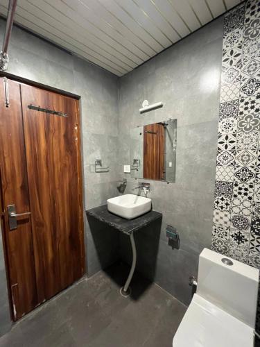 ein Badezimmer mit Waschbecken und Toilette in der Unterkunft Keshav Hotel Haridwar in Haridwar