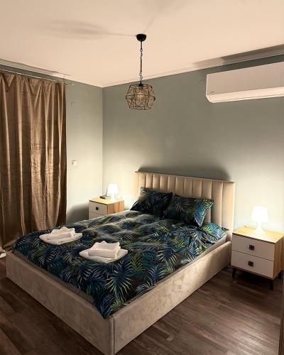 ein Schlafzimmer mit einem Bett, auf dem zwei Handtücher liegen in der Unterkunft Vasi City Stay in Weliko Tarnowo