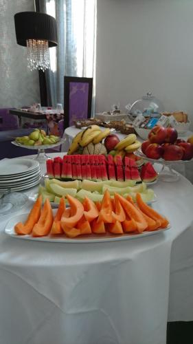 a plate of fruit and vegetables on a table at Hotel In - Lounge Room in Cazzago di Pianiga