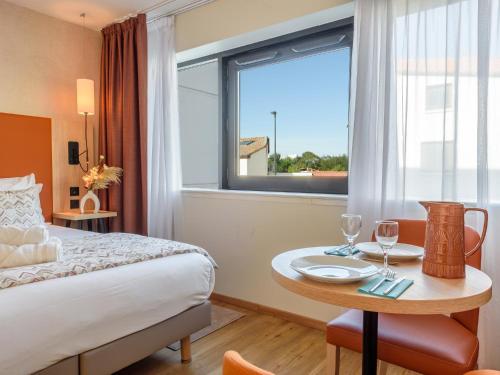 Una cama o camas en una habitación de Residhome Toulouse Tolosa