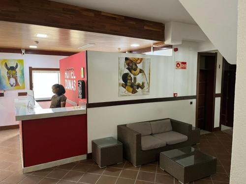 Una sala de espera de un salón de peluquería canina con una silla. en Hotel Dunas Boavista, en Sal Rei