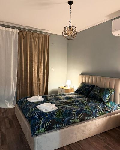 ein Schlafzimmer mit einem Bett, auf dem zwei Handtücher liegen in der Unterkunft Vasi City Stay in Weliko Tarnowo