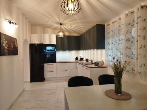 Nhà bếp/bếp nhỏ tại Klarisa Urban Oasis Apartments