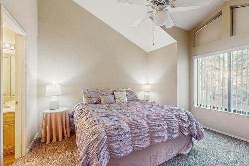 En eller flere senge i et værelse på Settlers Run Escape