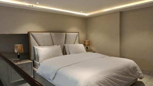 Кровать или кровати в номере Amanah Serviced Apartments