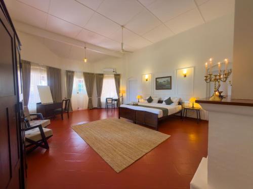 Ένα ή περισσότερα κρεβάτια σε δωμάτιο στο The Hundred House by Kisah Stays - Wayanad Colonial Estate Bungalow