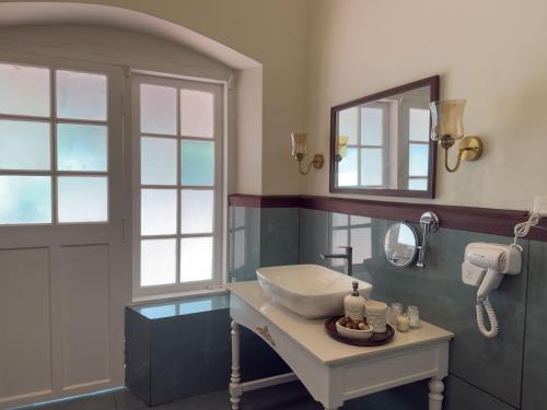 Ένα μπάνιο στο The Hundred House by Kisah Stays - Wayanad Colonial Estate Bungalow