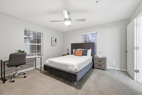 En eller flere senge i et værelse på Trendy 2BR2BA Highland Park Escape