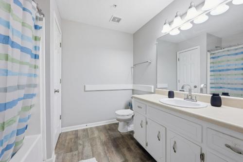 Et badeværelse på Trendy 2BR2BA Highland Park Escape