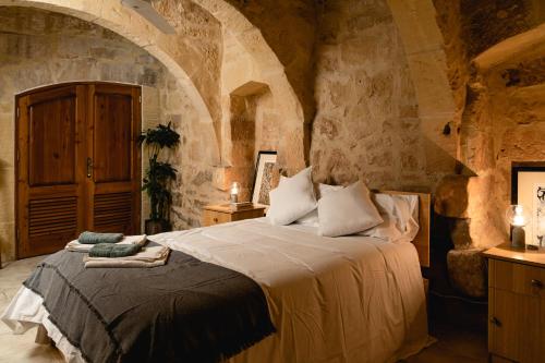 Giường trong phòng chung tại Rustic Gozo Farmhouse with Private Pool