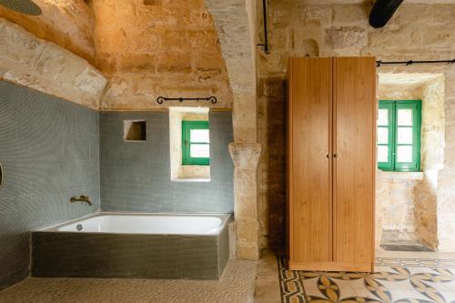 Phòng tắm tại Rustic Gozo Farmhouse with Private Pool