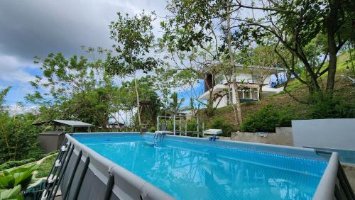 una piscina davanti a una casa di Edades Farms a Taysan