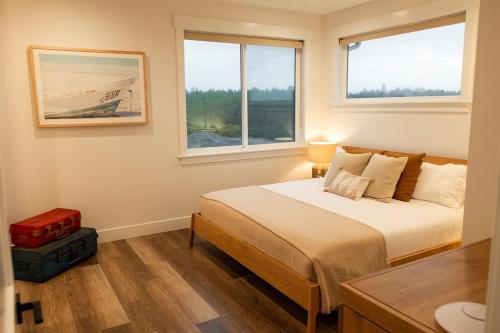 En eller flere senge i et værelse på Beachfront Modern with Hot Tub, Game Room, Sleeps 14