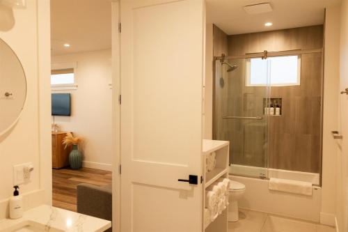 Et badeværelse på Beachfront Modern with Hot Tub, Game Room, Sleeps 14