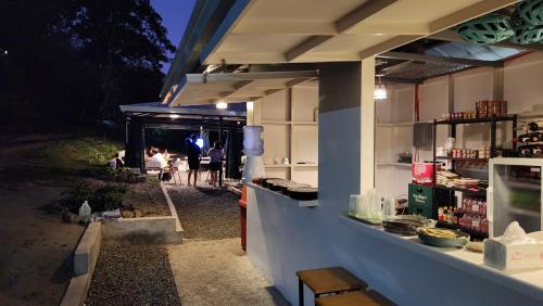 una bancarella di cibo con persone sullo sfondo di notte di Edades Farms a Taysan
