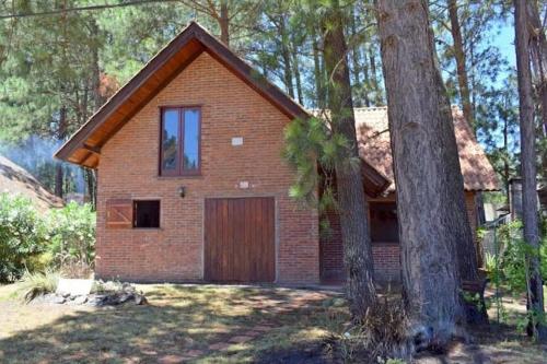 Les Hirondelles BED&BREAKFAST في بيريابوليس: منزل من الطوب مع كراج وشجرة