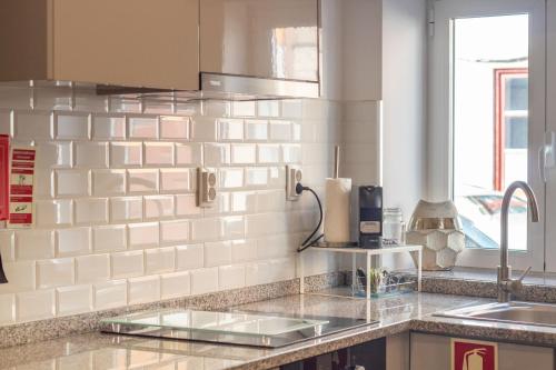 Kuchyň nebo kuchyňský kout v ubytování Alto da Lapa House w Parking by LovelyStay