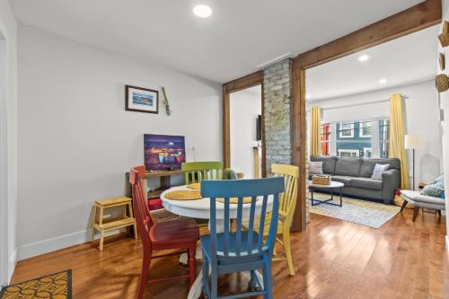 Χώρος καθιστικού στο Harbour View Row Home Near Signal Hill & Downtown