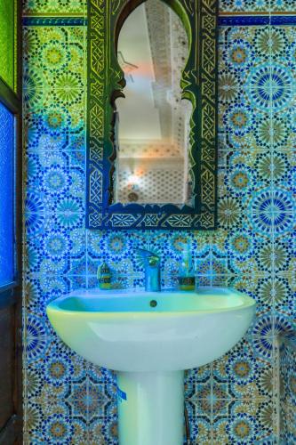a bathroom with a sink and a mirror at Dar Merzouga Meknes in Meknès