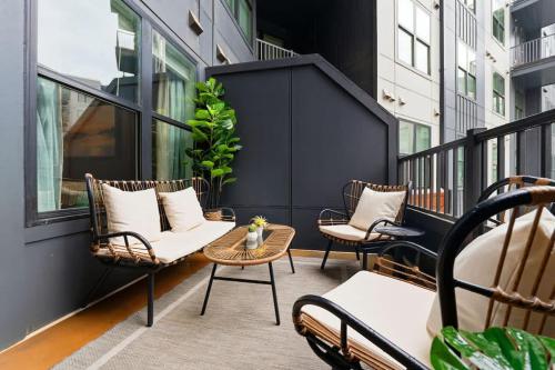 un balcone con sedie e tavoli su un edificio di Luxury Downtown Property With a Pool a Birmingham