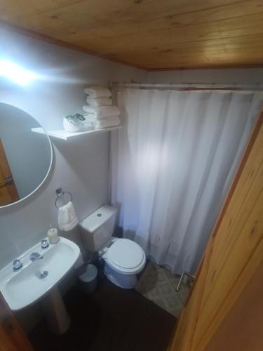 Un baño con un inodoro blanco y un lavabo. en Kiya surf cabaña, en Colonia Chapadmalal