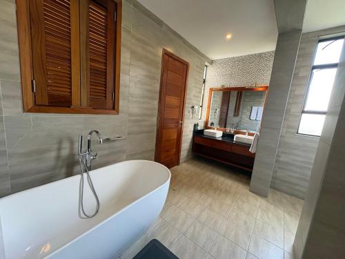 Phòng tắm tại 6 Bedroom - Villa 54 Located in Maiyan, Nanyuki