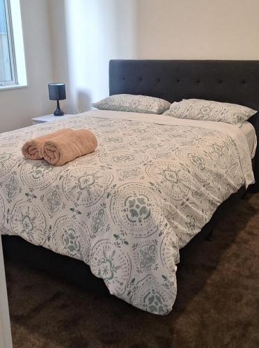 a bed with a blanket and two pillows on it at Bula Suite Flatbush New Zealand - Granny Flat in Auckland
