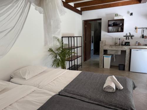 una camera da letto con un letto grande e una cucina di Global Chill Farm Loft a Rogil
