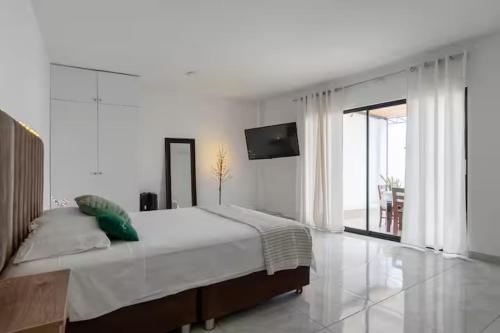 En eller flere senge i et værelse på Huaral House Piscina y Terraza