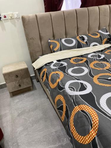 Ένα ή περισσότερα κρεβάτια σε δωμάτιο στο Sarahsiripi Apartment