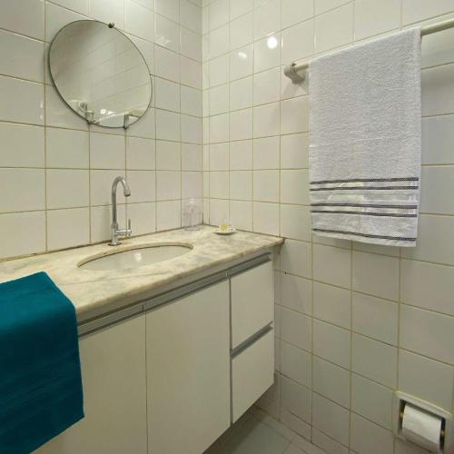 een witte badkamer met een wastafel en een spiegel bij Recanto da Caatinga in Piranhas