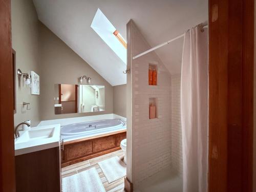 Ένα μπάνιο στο Relaxing Waterville Village Estate Mountain Retreat