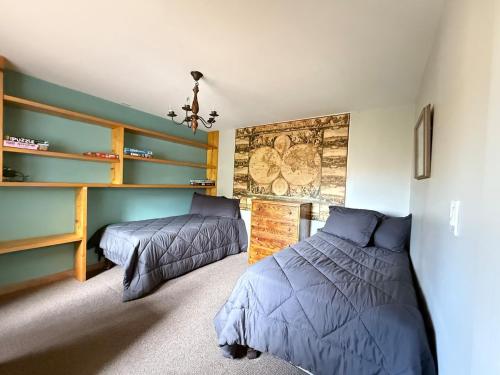 Ένα ή περισσότερα κρεβάτια σε δωμάτιο στο Relaxing Waterville Village Estate Mountain Retreat